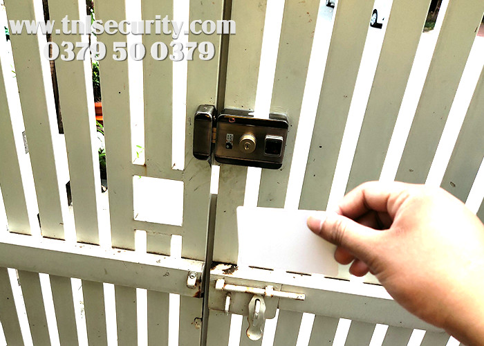 Thuc-hien-lap-dat-khoa-the-tu-cho-cua-sat-tai-Him-Lam-quan-7